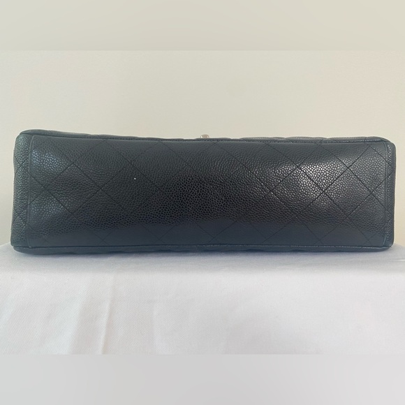 Authentic CHANEL Vintage Timeless Classic Maxi handbag in caviar leather - Picture 4 of 12